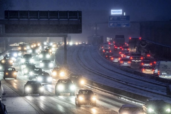Winter weather, motorway traffic, A40 motorway, Ruhrschnellweg, in Essen, at the Essen-Ost motorway