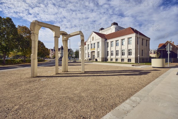 Reigen concrete sculpture, sculptor Julia Hansen, state archive, historic building, street, trees,