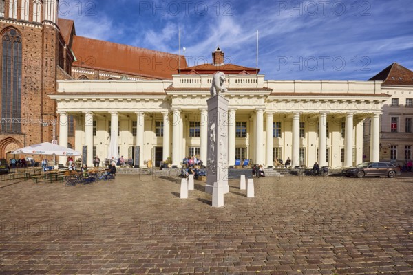 Monument to Henry the Lion, historic market hall, architect Johann Joachim bush, architectural
