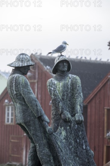 Kittiwakes (Rissa tridyctyla) sitting on fishermen's monument Opp av hav (Up from the sea), in