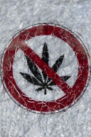 Behind a shattered glass panel of a catering establishment in Frankfurt am Main is a sign that the