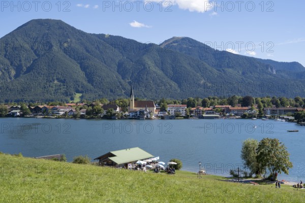 View from Point of the village with the parish church of St. Lawrence, behind Wallberg,