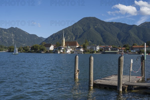 View from Malerwinkel of the village with parish church of St. Lawrence, behind Wallberg,