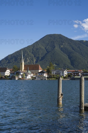 View from Malerwinkel of the village with parish church of St. Lawrence, behind Wallberg,