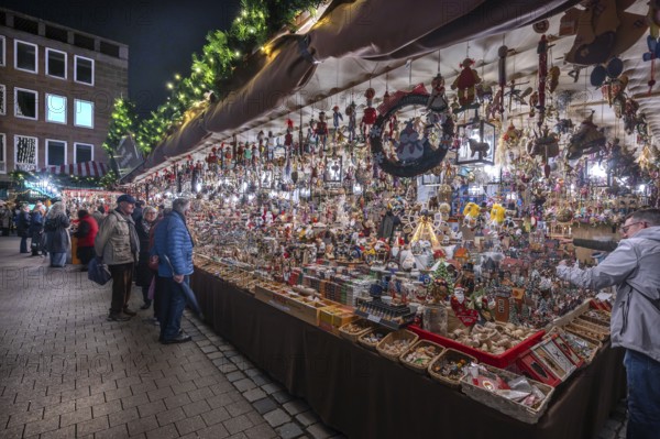 Stand with Christmas decorations at the Christkindlesmarkt, Hauptmarkt, Nuremberg, Middle