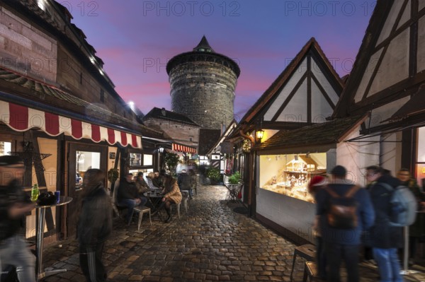 Evening atmosphere in the Handwerkerhof during Advent, the Königstorturm in the back, built around