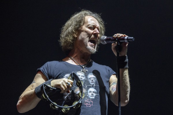 Carl Sentance, singer, NAZARETH, hard rock band, UK, Bending The Rules 2025 tour, live, 17.12.2025,