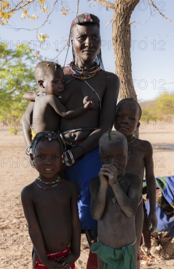 Woman with children, Hakaona tribe, also Havakona or Hakawona, near Opuwo, Kunene, Namibia