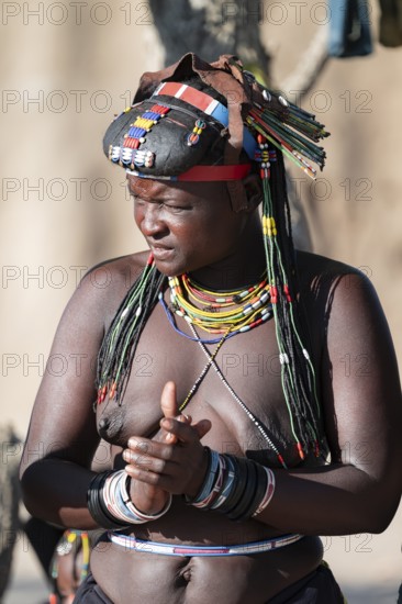 Traditional dance, brightly decorated woman of the Hakaona tribe also Havakona or Hakawona, near
