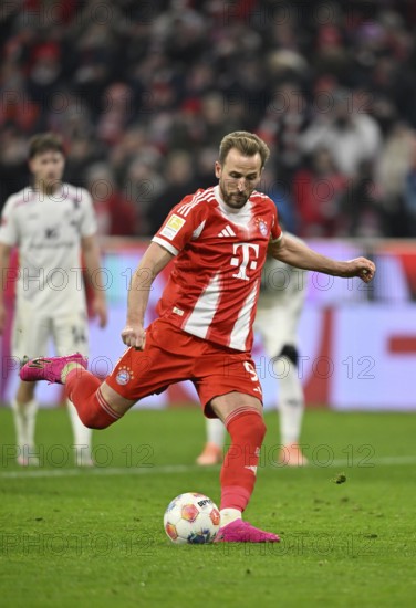 Goal kick Action Goal chance Harry Kane FC Bayern Munich FCB (09) on penalty, penalty kick Allianz