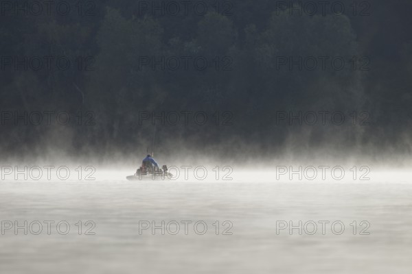 Hennesee, fog, rising clouds of fog, anglers in the boat, Hennetalsperre, Sauerland-Rothaargebirge