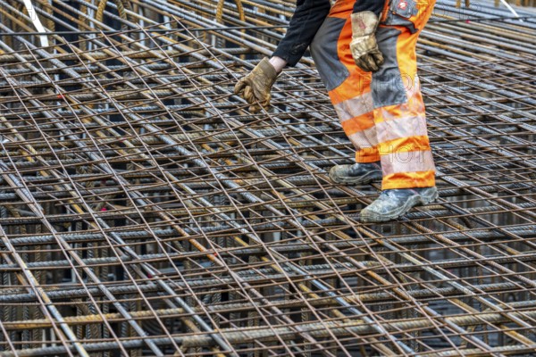Assembly of reinforcing steel for the reinforced concrete foundation of a wind turbine, a mesh of