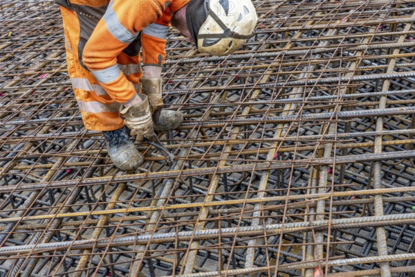 Assembly of reinforcing steel for the reinforced concrete foundation of a wind turbine, a mesh of