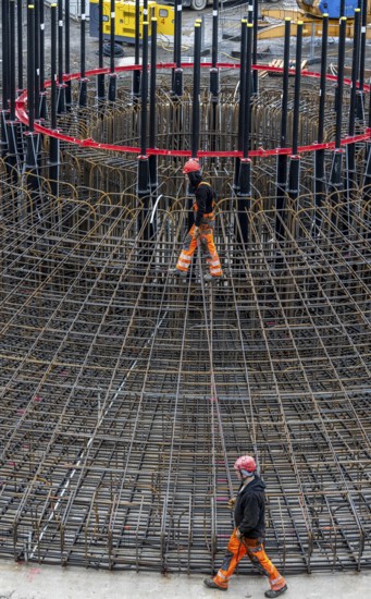 Assembly of reinforcing steel for the reinforced concrete foundation of a wind turbine, a mesh of