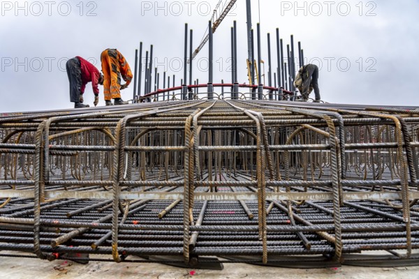 Assembly of reinforcing steel for the reinforced concrete foundation of a wind turbine, a mesh of