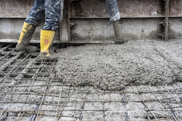 Concreting, concreting the foundation of a wind turbine, concrete pump hose, more than 600 cubic