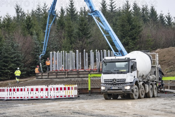 Concreting, concreting the foundation of a wind turbine, more than 600 cubic meters of concrete