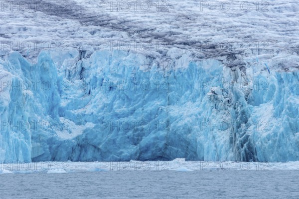 Lilliehöökbreen glacier in summer debouching into Lilliehöök Fjord, Lilliehöökfjorden, branch of