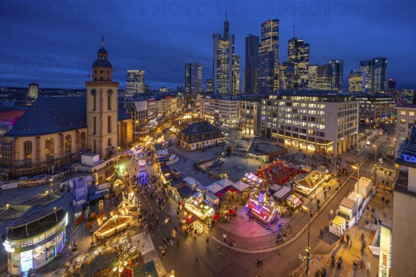 At Hauptwache, in the evening, the stalls of the Frankfurt Christmas Market and behind them the