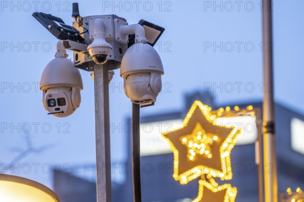 Video surveillance at the Christmas market in downtown Duisburg, Königstraße, by a private security
