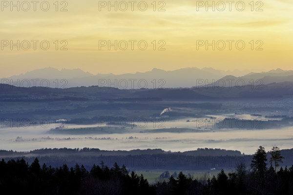 View from Horben of the Reuss Valley covered in fog, behind it the Alpstein with the Säntis in the