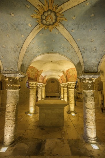 Romanesque cross vault with Corinthian capitals in the cathedral crypt, Bayeux, Calvados