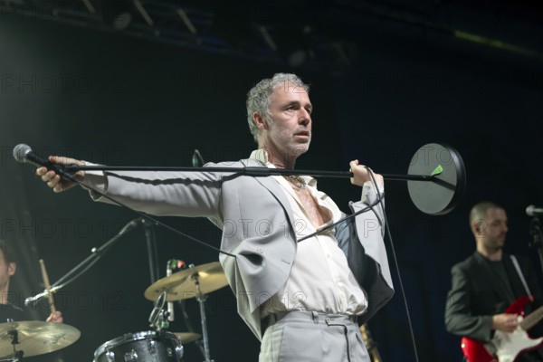 BAXTER DURY (son of Ian Dury), musician, singer, indie/pop, GB, ALLBARONE TOUR, live on 01.12.2025