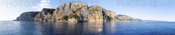 Panorama, motor boat rides in front of picturesque rocky coast ImmorgenLicht, cliffs, Golfo di
