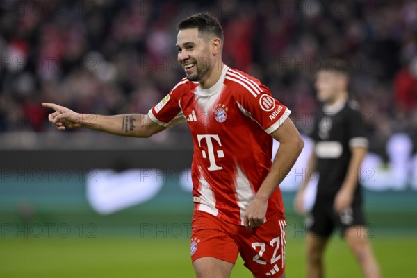 Goal cheer Raphael Guerreiro FC Bayern Munich FCB (22) Gestik Gesture Allianz Arena, Munich,