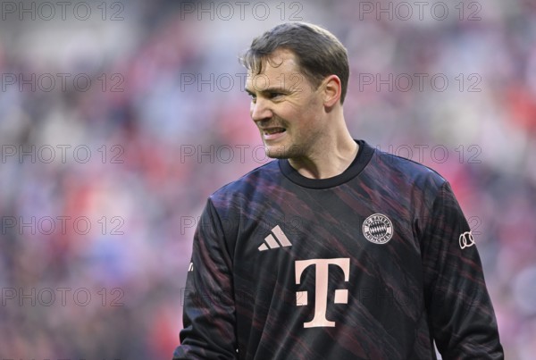 Warm-up training goalkeeper Manuel Neuer FC Bayern Munich FCB (01) portrait with moustache, Allianz