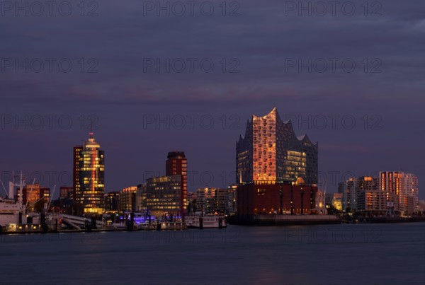 View over the Norderelbe to Elbe Philharmonic Hall, Elphie, Columbus House, Hafencity,