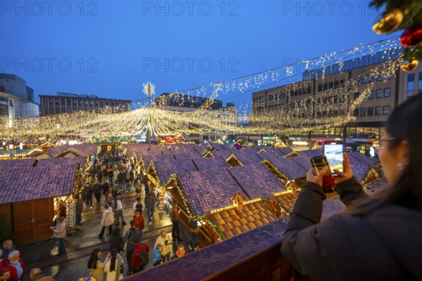Pre-Christmas time, visitors to de, Christmas market in downtown Essen, on Kennedyplatz, the market