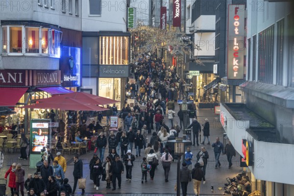 Limbecker Straße shopping street, pedestrian zone, full, lots of people shopping, Christmas lights,