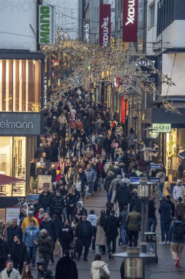 Limbecker Straße shopping street, pedestrian zone, full, lots of people shopping, Christmas lights,