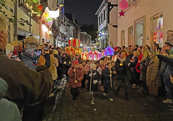 Martin procession of schoolchildren with lanterns on Alte Schulstraße in the evening, Old Town,