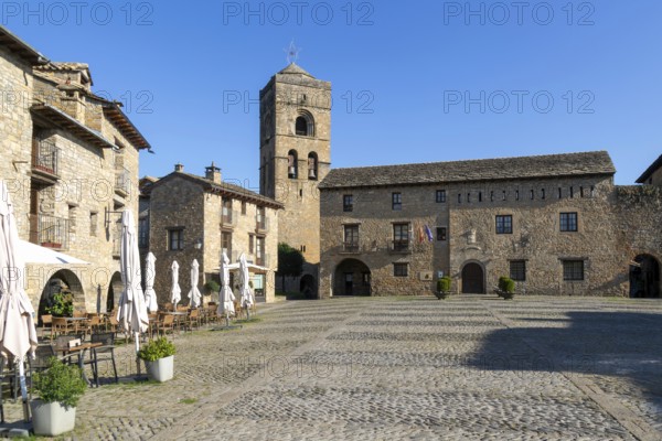 Plaza Mayor main square historic buildings medieval village of Ainsa, Aínsa-Sobrarbe, Huesca