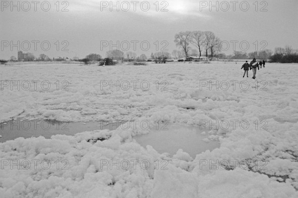 People walk across ice rink, frozen Elbe, Bleckede, Lower Saxony, Germany, January 03, 1997,