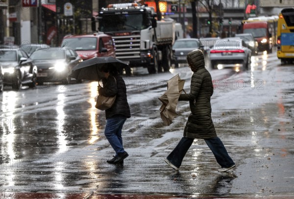 With umbrella and raincoats, people in the rain, Potsdamer Straße, Berlin, 30.10.2025, Berlin,