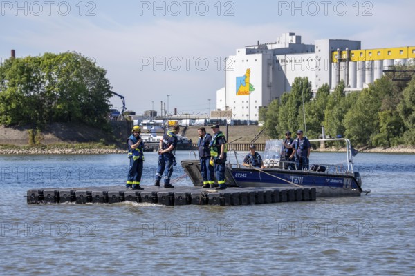 Transport of a floating platform with the jet-float system, this can be used as a work platform,