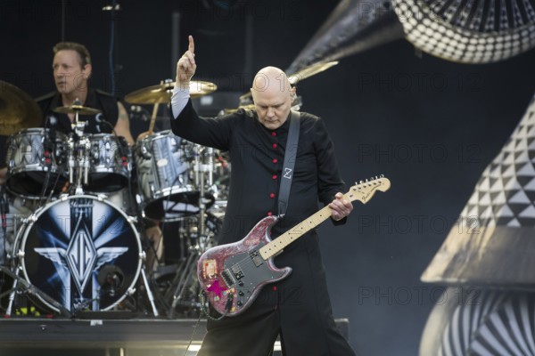Jimmy Chamberlin (drummer) and Billy Corgan (singer) from The Smashing Pumpkins live on The Aghori