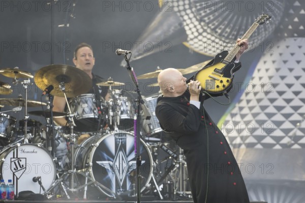 Jimmy Chamberlin (drummer) and Billy Corgan (singer) from The Smashing Pumpkins live on The Aghori