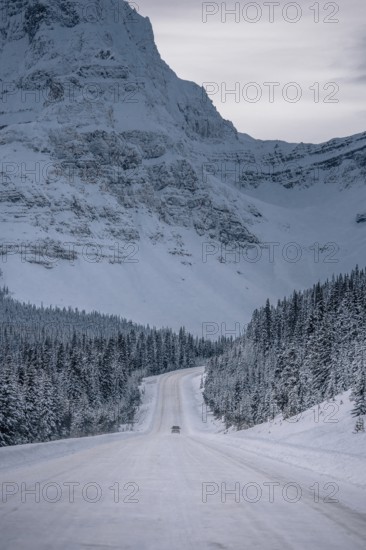 Winter road trip on the Icefields Parkway with lots of snow and ice, Banff National Park, Jasper