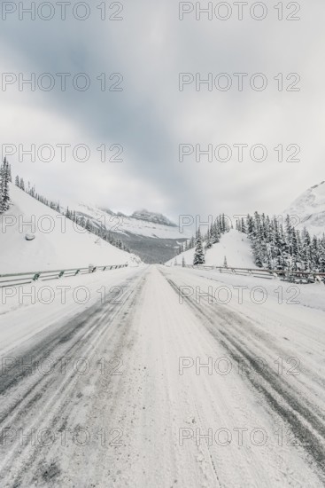 Winter road trip on the Icefields Parkway with lots of snow and ice, Banff National Park, Jasper