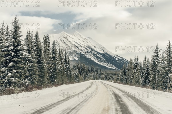Winter road trip on the Icefields Parkway with lots of snow and ice, Banff National Park, Jasper
