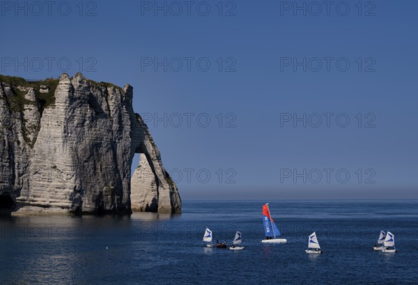 Sailing school, sailing boats, optimists, rock arch Falaise or Porte d'Aval, Étretat, sea, steep