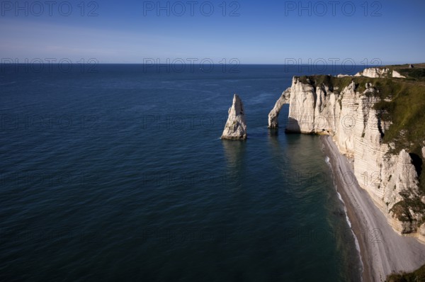 Rock arch Falaise or Porte d'Aval and rock needle Aiguille, Jambourg beach, Étretat, sea, steep