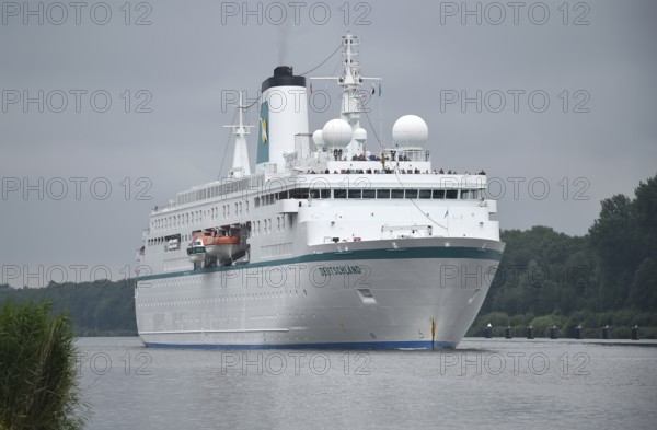MS DEUTSCHLAND sails through the Kiel Canal, NOK, Kielkanal, Kiel Canal, Schleswig-Holstein,
