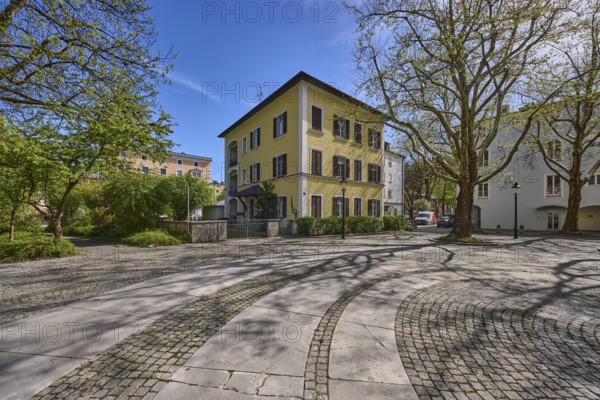 Square, cobblestones, natural stone slabs, trees, houses, general architecture, shadow, backlight,