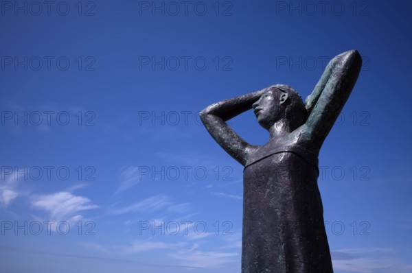 Bronze sculpture La Heure du Bain by Dominique Denry on the beach, sky, blue, Fécamp, Normandy,