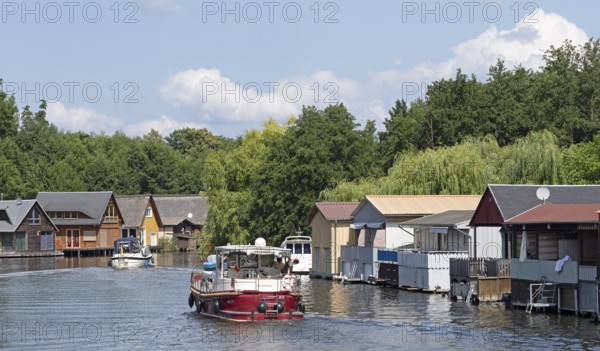 Houseboat, boathouses, holiday homes on the canal between Mirower See and Zotzensee, Mirow,